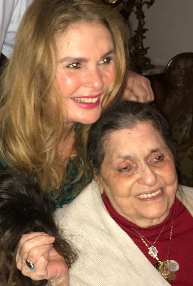 يسرا ووالدتها 