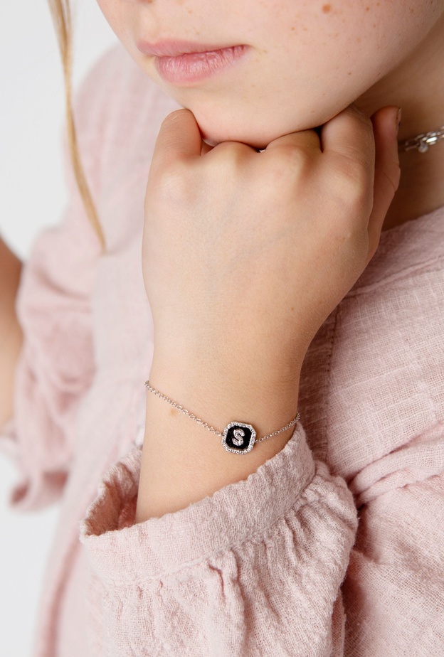 أروع الأساور المزينة بأشكال الأحرف لإطلالة يومية جذابة