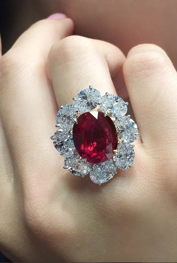 أفخم مجوهرات أحجار الياقوت الأحمر حجر يوليو التي تألقت في المزادات