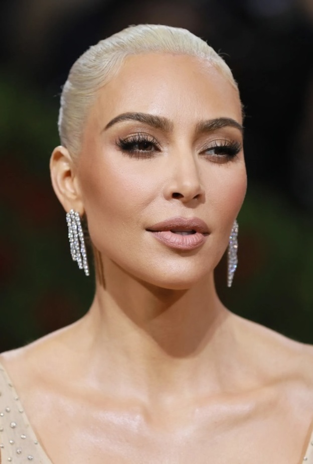 أقراط كيم كارداشيان بالألماس من كارتييه