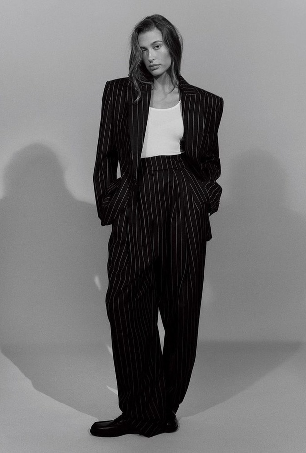 إختاري هذا الموسم البدلة الأوفر سايز على طريقة هايلي بيبر بنقشة المقلّم