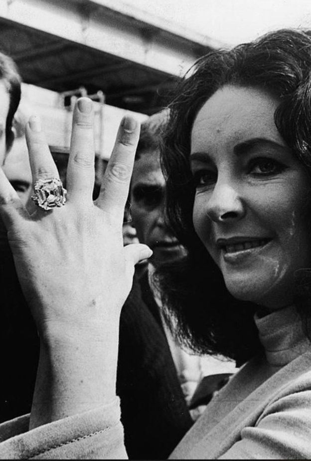 اشتهرت إليزابيث تايلور بعشقها للمجوهرات الفخمة