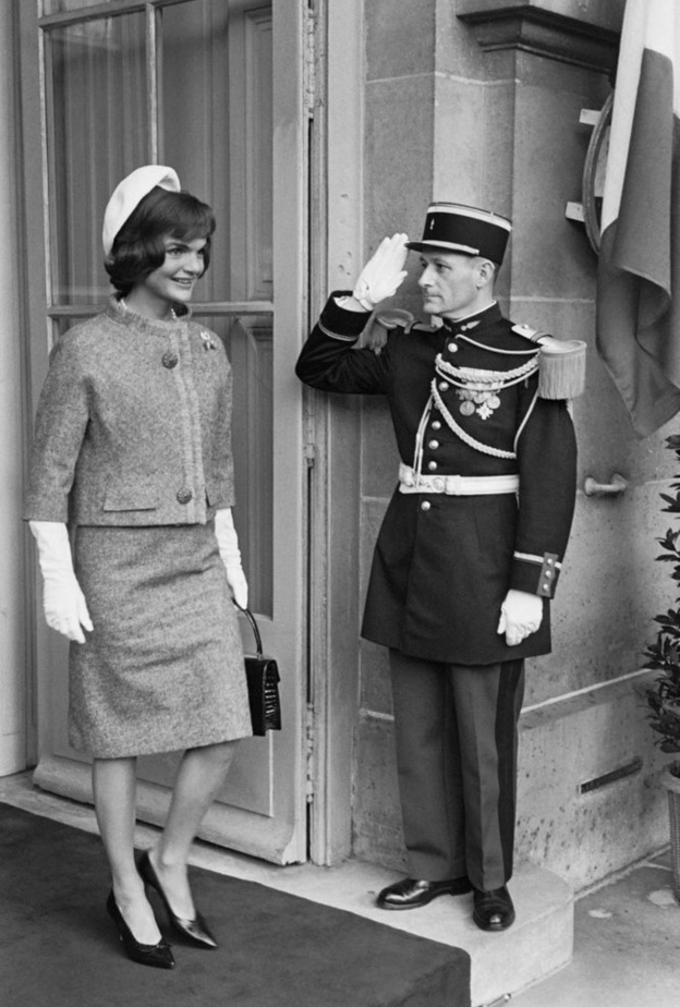 قصة أكثر إطلالات جاكي كينيدي شهرةً بالبدلة الوردية الأيقونية