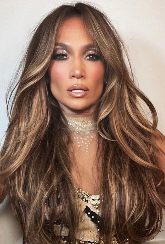 اطلالة جينيفر لوبيز بمكياج ذهبي وبراق