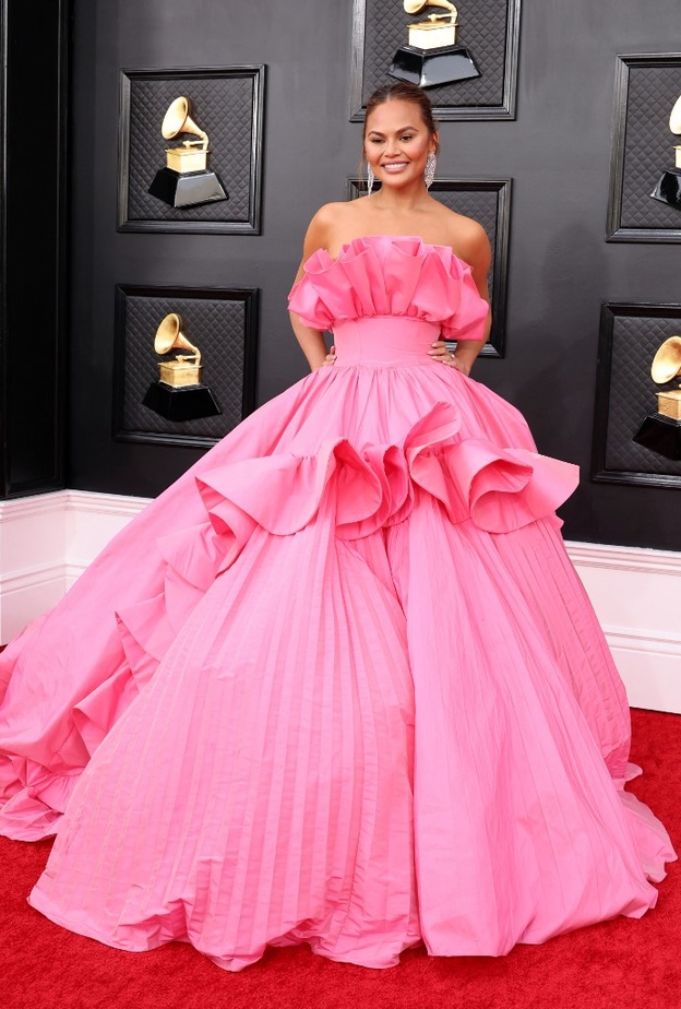 صور إطلالات كريسي تايغن الراقية بفساتين السهرة بمناسبة إعلان حملها