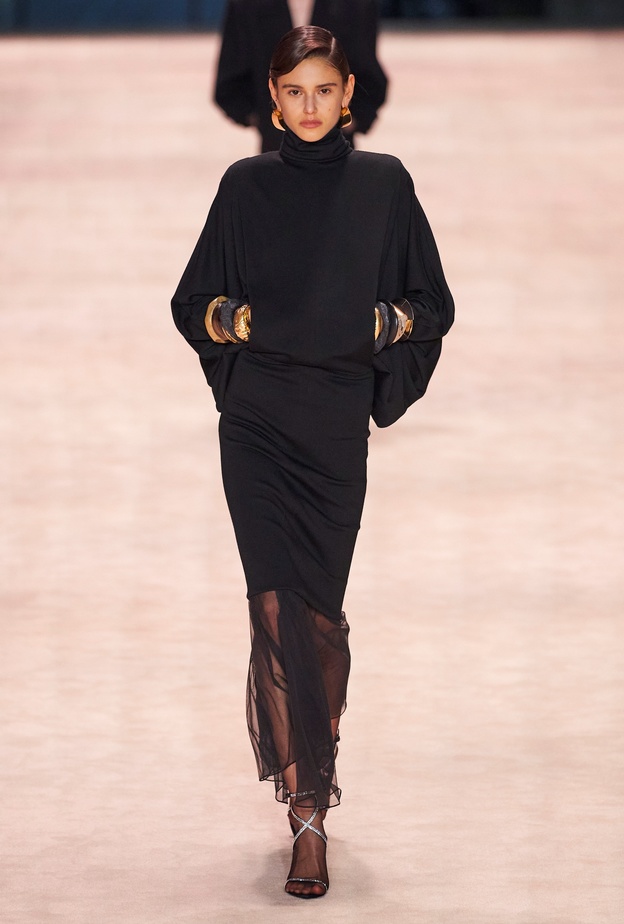 اطلالة مونوكروم أنيقة من مجموعة Saint Laurent لخريف وشتاء 2022