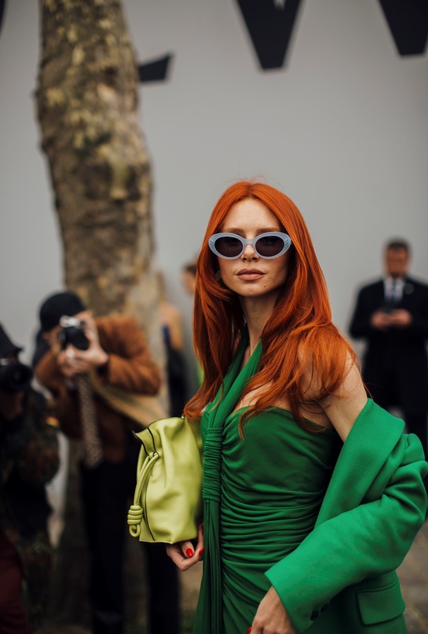 اطلالتك هذا الشتاء تتطلب زوجًا من النظارات الشمسية الزاهية والملونة