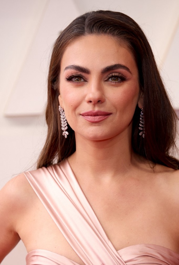 الممثلة الأمريكية ميلا كونيس خلال حفل توزيع جوائز الأوسكار رقم 94 في مسرح دولبي في هوليوود