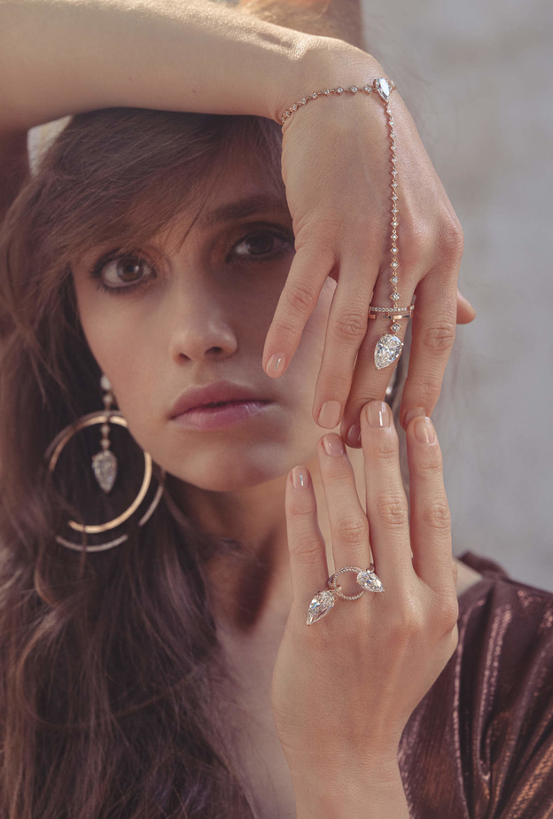 الاسوارة المتصلة بالخاتم من أحدث المجوهرات للجيل الجديد الصورة من جاكي آيش