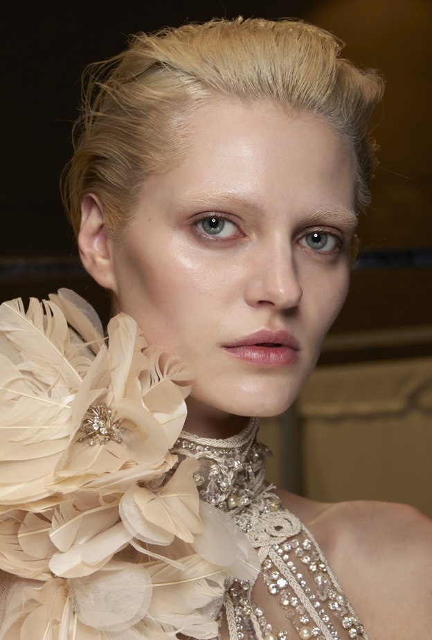 البلاشر الكريمي والبرونزي للوجه الطويل من وحي Elie Saab
