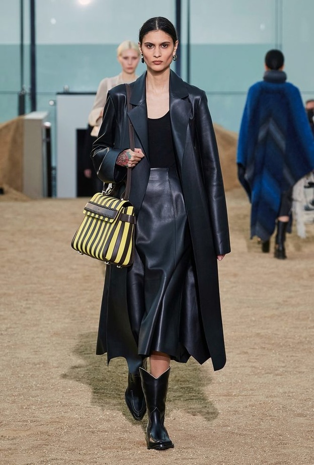 قماش الجلد يزيّن تصاميم معطف الترانش الذي لا غنى عنه في خريف 2022