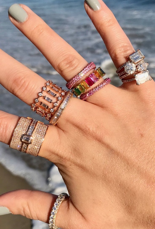 الخواتم الملونة تمنح موضة التكديس اشراقة جذابة الصورة من شاي