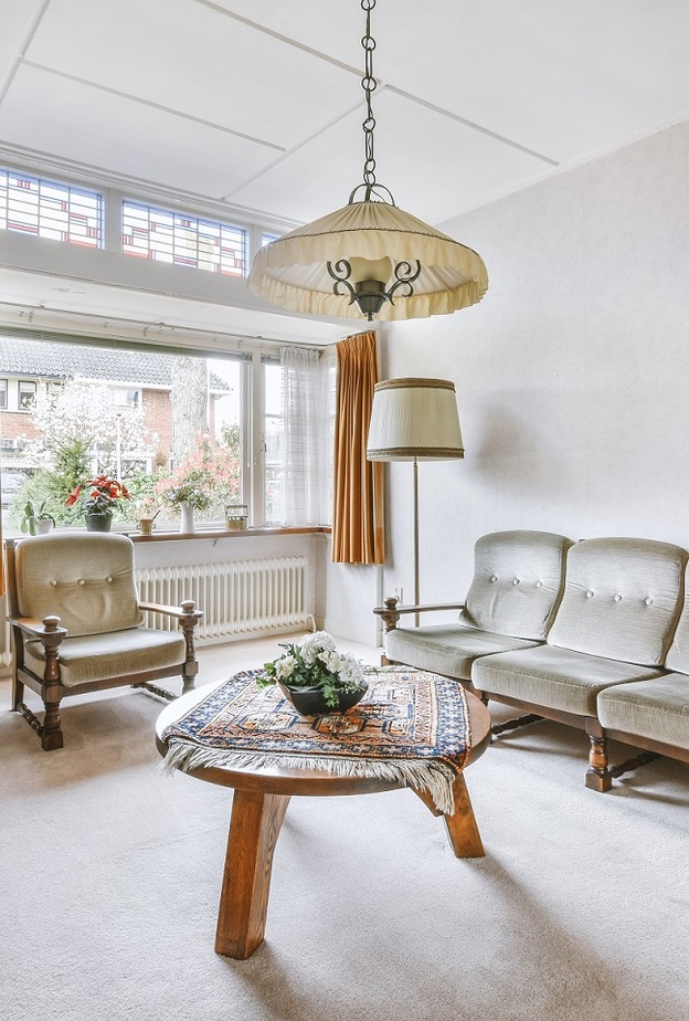 الستائر القصيرة تؤدي إلى قطع الجدران إلى قسمين، مما يجعل الغرفة تبدو أصغر حجماً