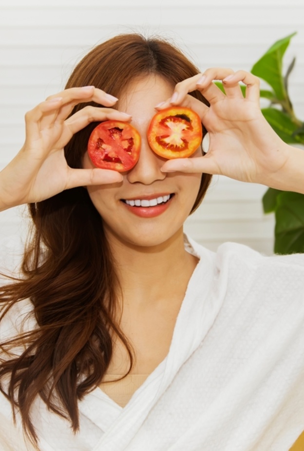 الطماطم قادرة على تخليص عيونك من الهالات السوداء