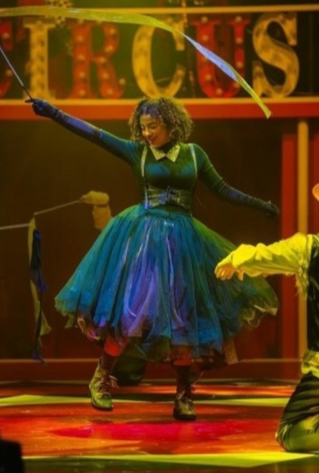 الفنانة شهد العميري تلفت الأنظار بمشاركتها في المسرحية الاستعراضية السيرك بالرياض