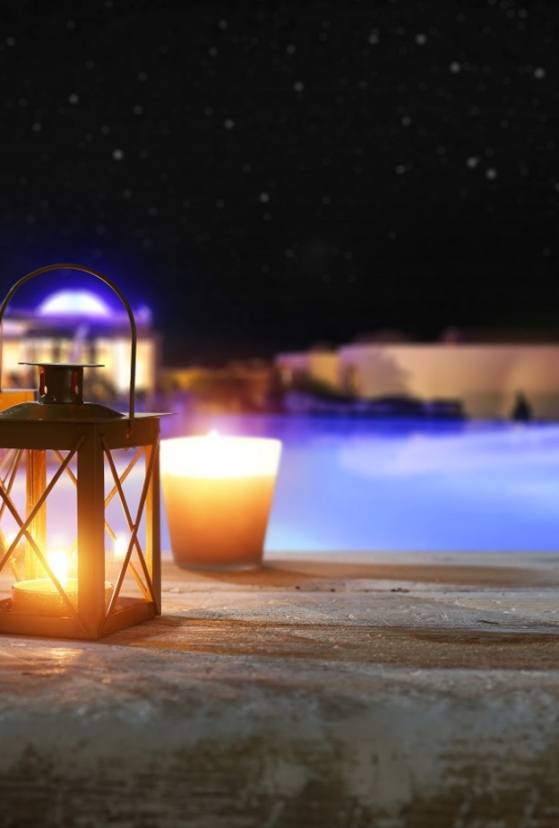 أفكار مختلفة لإضاءة المسبح في الفناء الخلفي الخاص بالمنزل