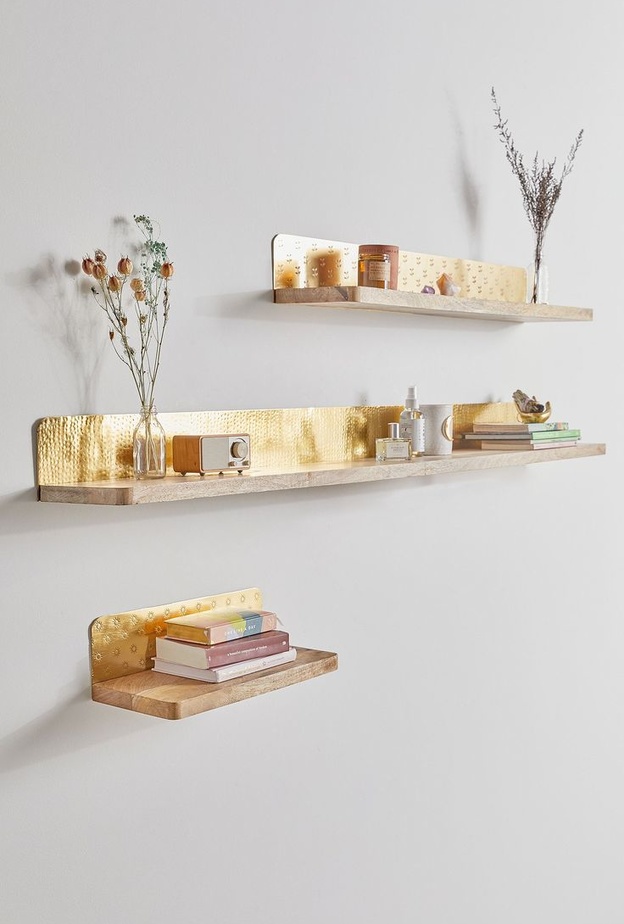 المعدن الذهبي البراق مع الخشب في تصاميم رفوف مودرن