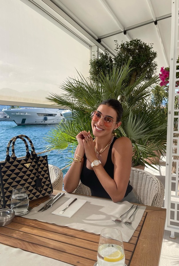 النجمة ياسمين صبري بقطع مجوهرات ذهبية اللون