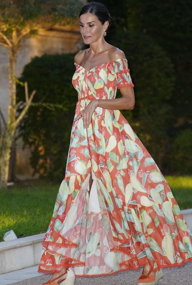 إطلالات الملكة ليتيزيا مثالية وأنيقة للعطلة