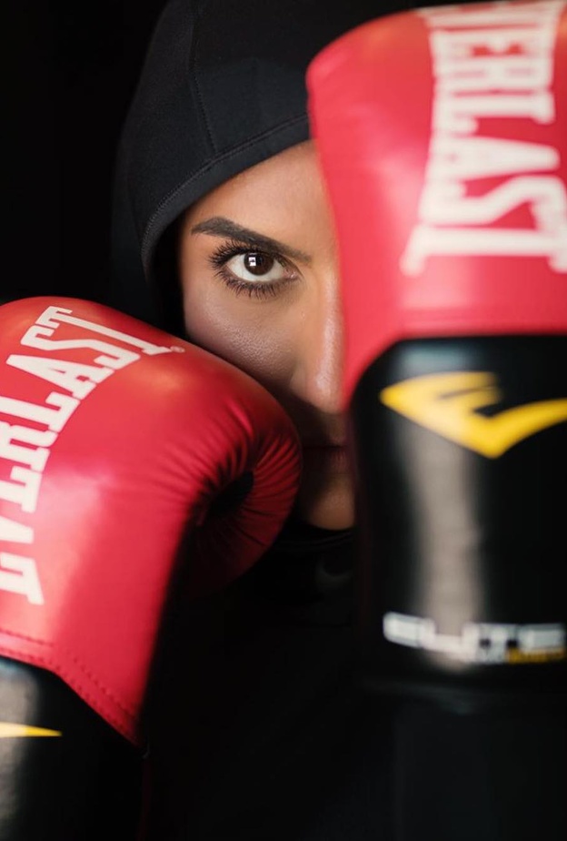 تشتهر فهيمة فلكناز بأنها أول إماراتية تدخل عالم الملاكمة