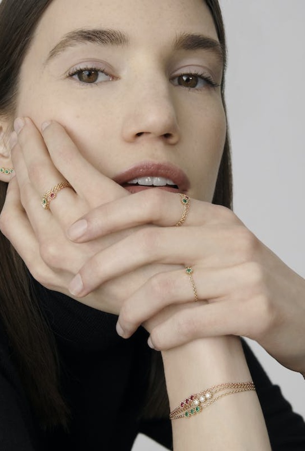 تصاميم خواتم ذهب ناعمة لعشاق البساطة في نهار الصيف