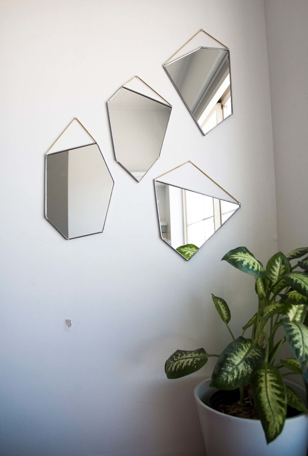 تصاميم مجموعة من المرايا الهندسية تغني جدران المنزل