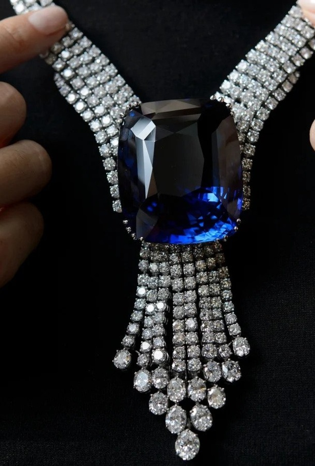 حجر الياقوت الأزرق الفاخر في أرقى المزادات العالمية