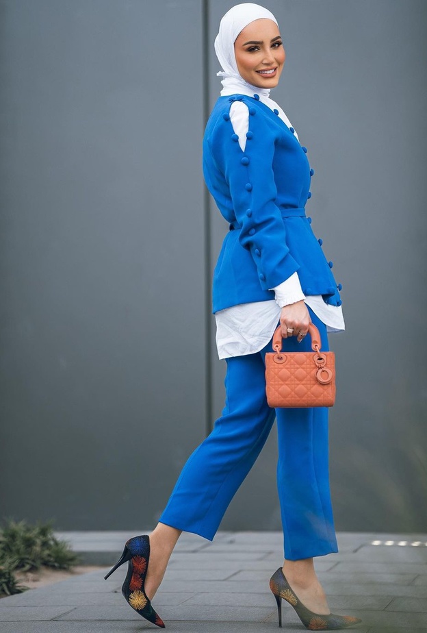 اللون الأزرق الجذاب اختارته دلال الدوب ببدلة عصرية ونسّقتها بأسلوب فريد وشبابي