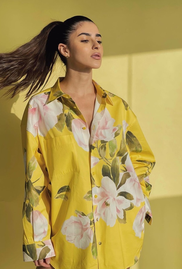 كيفية تنسيق اطلالات باللون الأصفر بأسلوب عصري مستوحى من الفاشينيستا