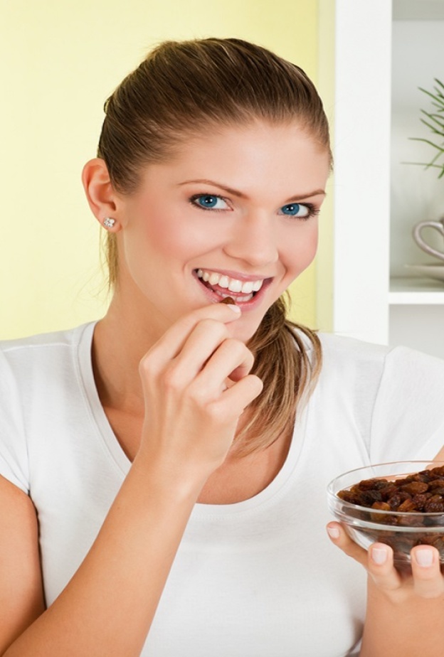 للنساء.. تمتعي بهذه الفوائد عند تناول الزبيب