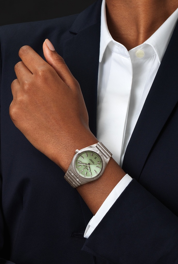 ساعات فريدة من نوعها ذات أقراص ساعة باللون الأخضر