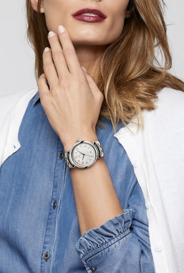 ساعة فضية راقية من IWC تناسب الصيف 