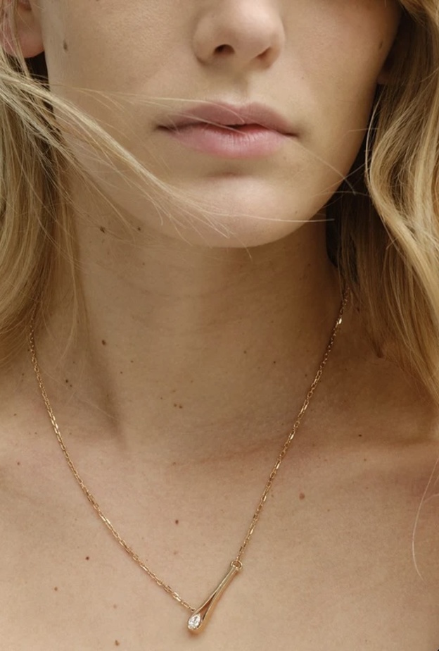 سلسال ذهبي وردي ناعم من ريبوسي 