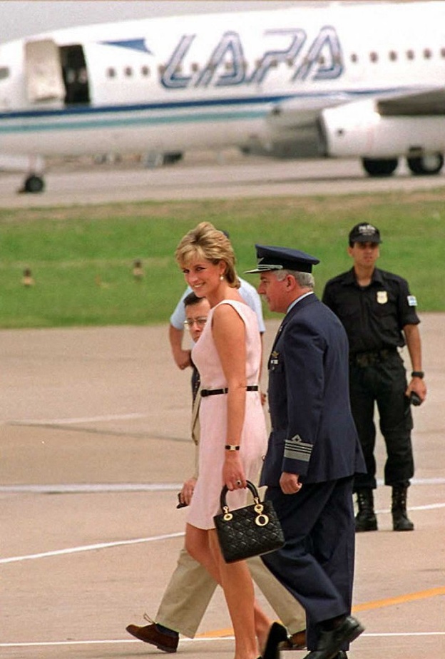 سميت في الأصل حقيبة Chouchou لكن أعادت Dior تسمية الحقيبة بعد أن شوهدت تحملها الأميرة ديانا