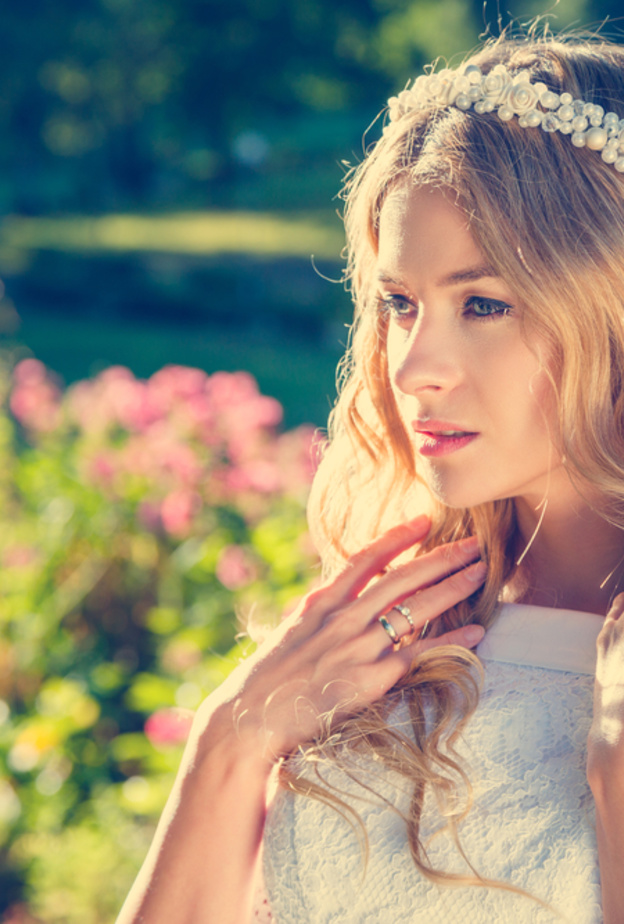 عصبة الرأس كفيل في منحك لوك عصري في حفل زفافك 