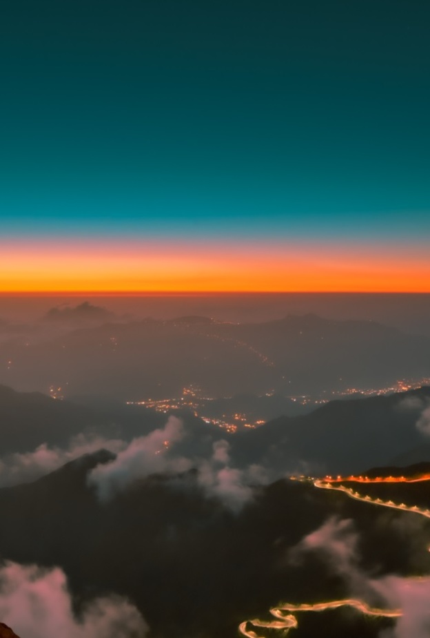 أجمل اللحظات مع غروب مدهش في عسير - المصدر روح السعودية