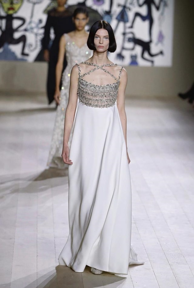 فساتين خطوبة باللون الابيض@dior