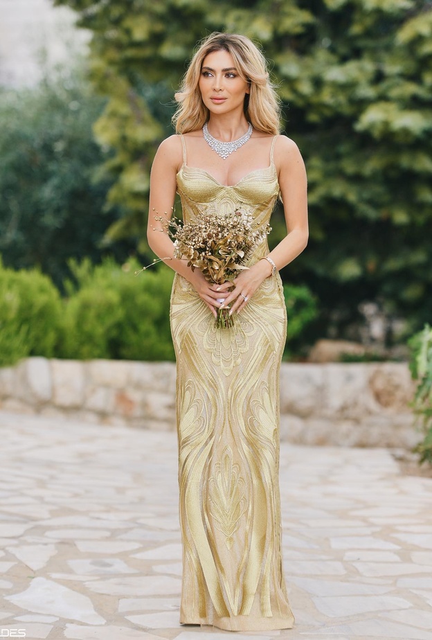 فساتين ذهبية لشقيقات العروس انستقرام@stephaniesalibaofficial