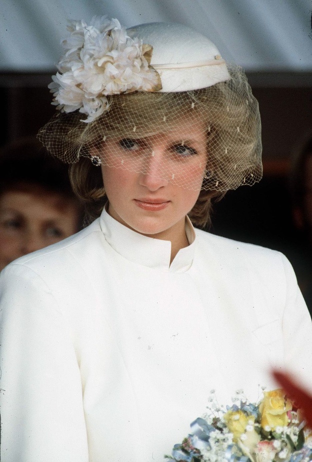 قصات شعر ذكورية مع التاج الملكي بأسلوب الليدي ديانا