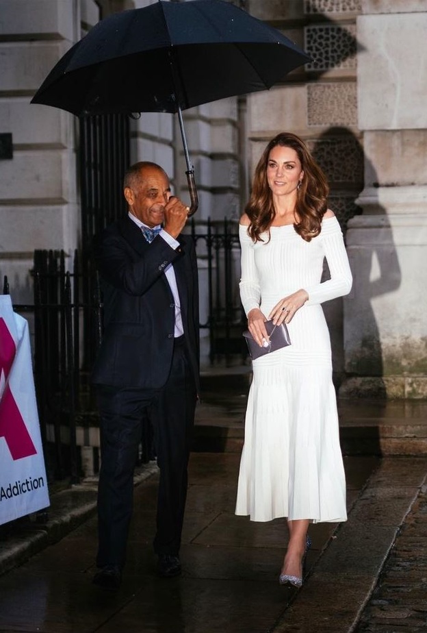 كانت أشبه بسندريلا عندما أطلت بفستان أبيض وحذاء مزيّن بالترتر في عام 2019