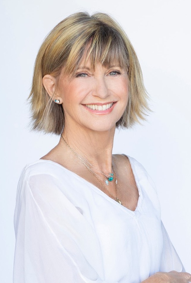 لهذا السبب قامت الملكة بمنح أوليفيا نيوتن جون لقب دام النبيل