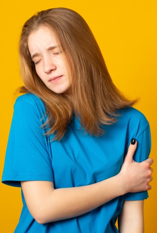 ما الذي يسبب الم الذراع بعد تطعيم لقاح فيروس كورونا