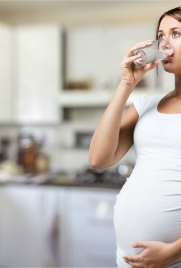 ما هي فوائد شرب الماء لتسهيل الولادة