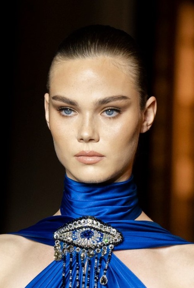 مكياج يمنح عيون مشرقة من دار Zuhair Murad