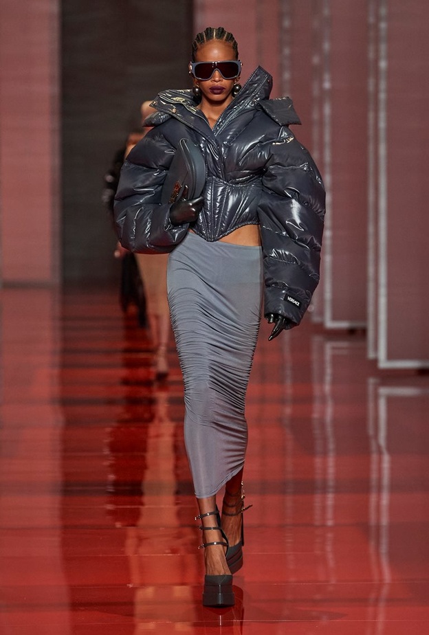 من عرض دار Versace لخريف وشتاء 2022