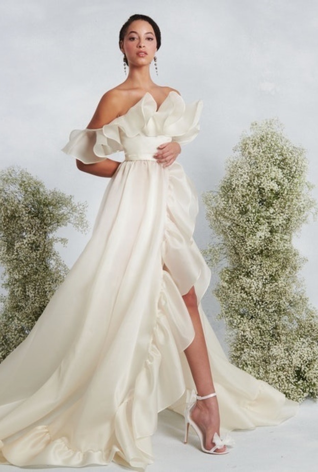 موديلات فساتين زفاف على الشاطئ@odylynetheceremony