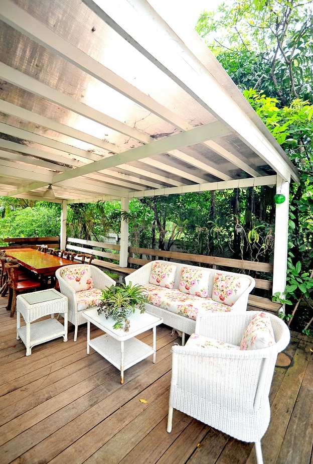 واختاري المنسوجات ذات نقوشات الزهور والنباتات لتكون أكثر تناغماً مع الأجواء الخارجية للغرفة