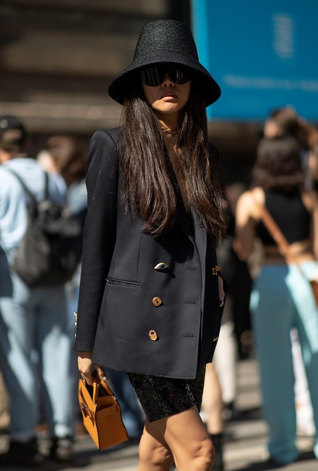 يتعلم برج العذراء كيفية الجمع بين الأشياء من خلال قراءة كتب مختلفة عن الموضة