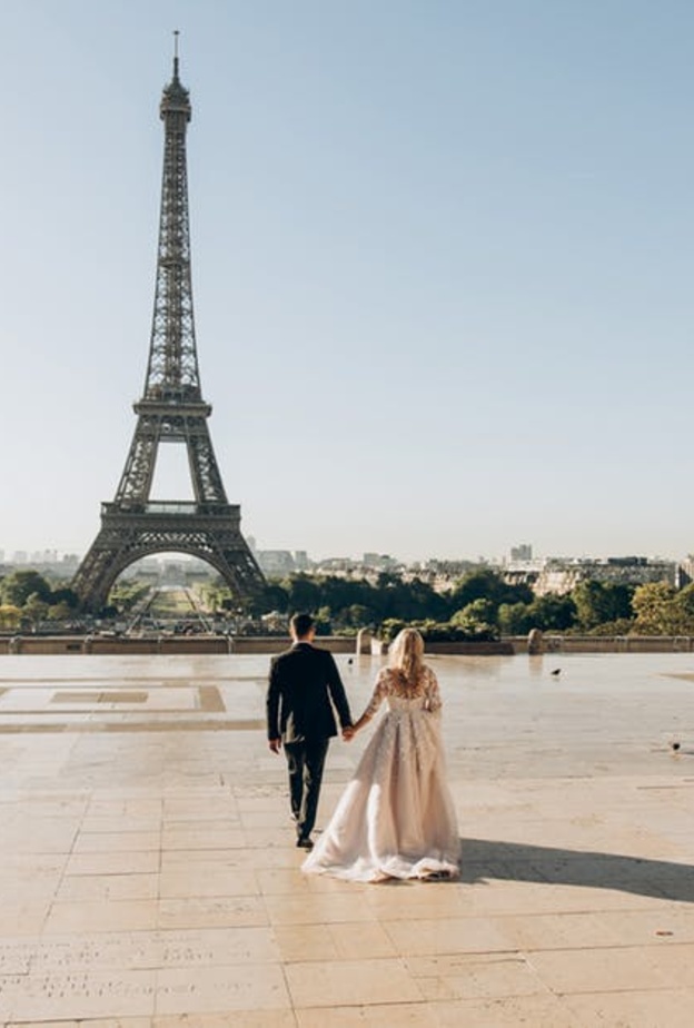 يجتذب برج ايفيل أغلب العرسان لالتقاط صورا مميزة بالقرب منه