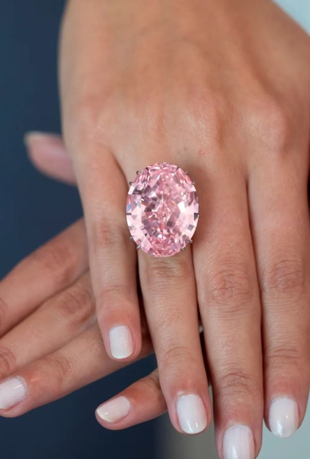 يُقدّر سعر ماسة النجمة الوردية بـ71.2 مليون دولار